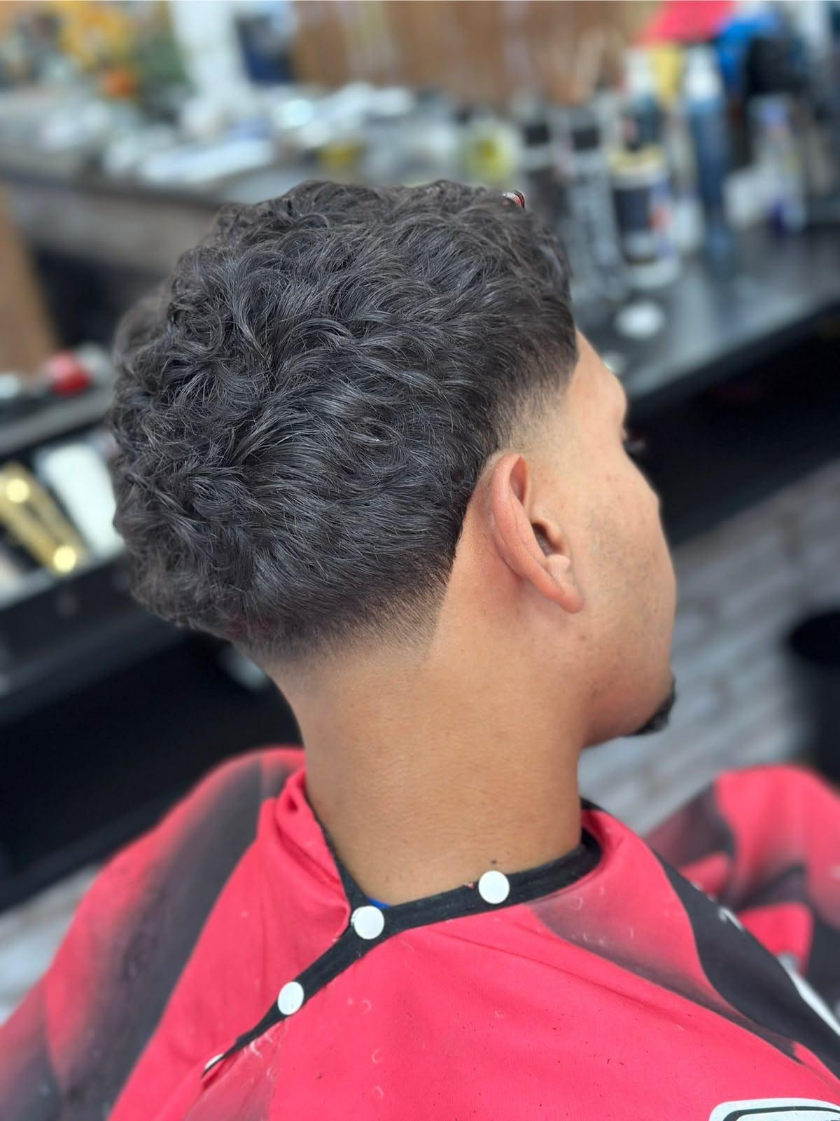 Corte ondulado com degradê baixo e acabamento natural