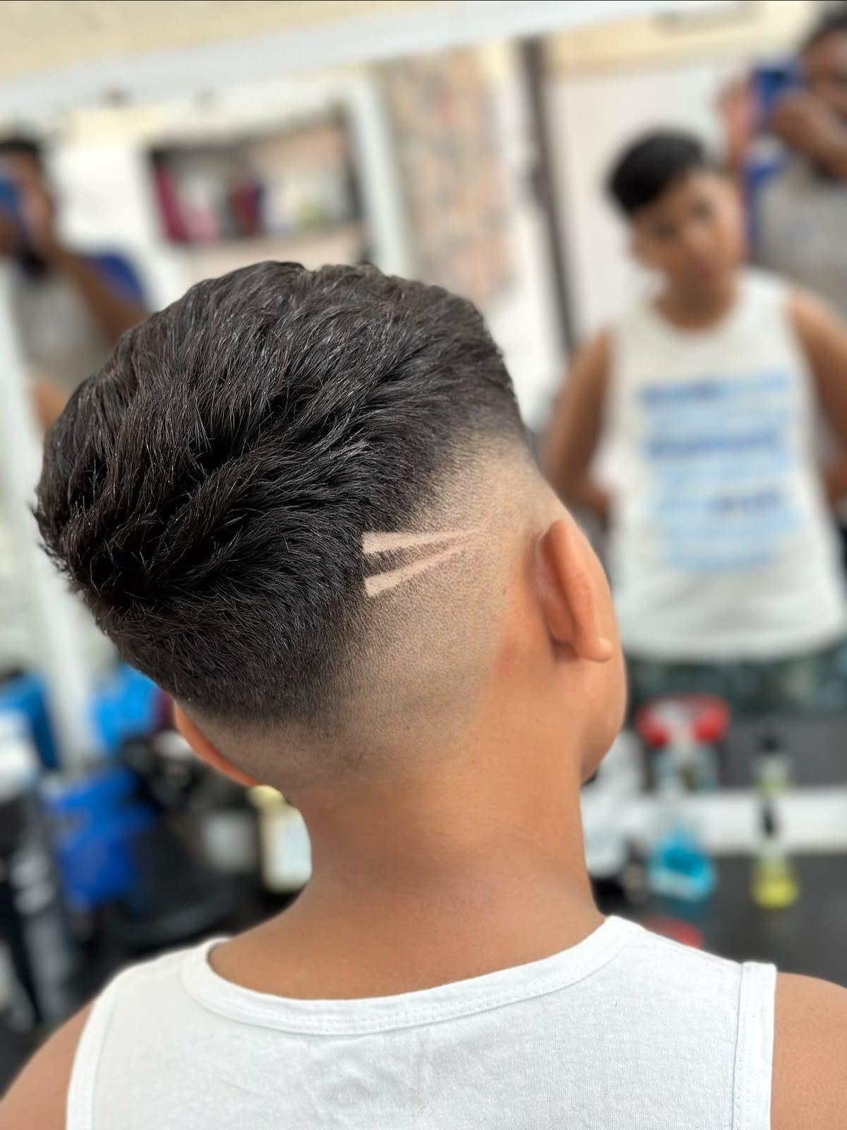 Corte curto com três riscos paralelos no degradê