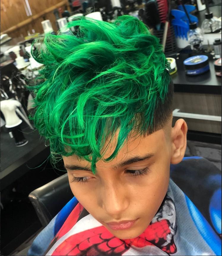 Cabelo masculino colorido de verde com franja texturizada
