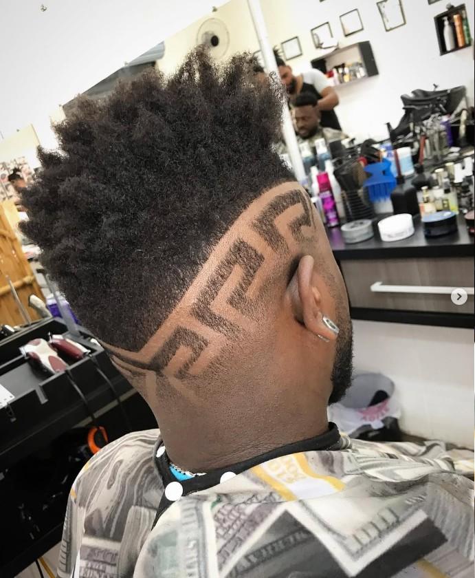 Padrão grego raspado na lateral de um corte black