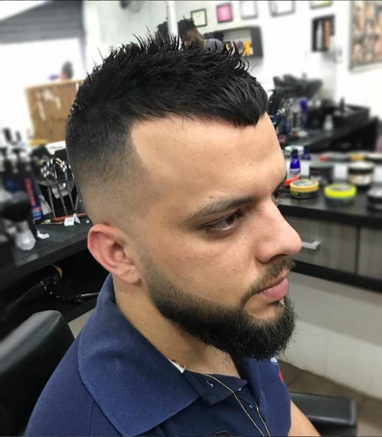 Corte masculino curto espetado com barba alinhada